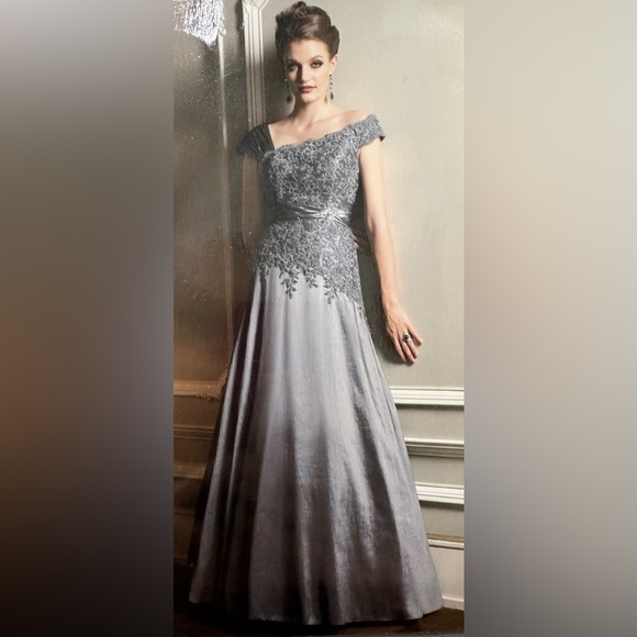 Level 150 Jade Robe Jade | Dresses | Jade Couture Asymmetrical Platinum Taffeta And Lace ...